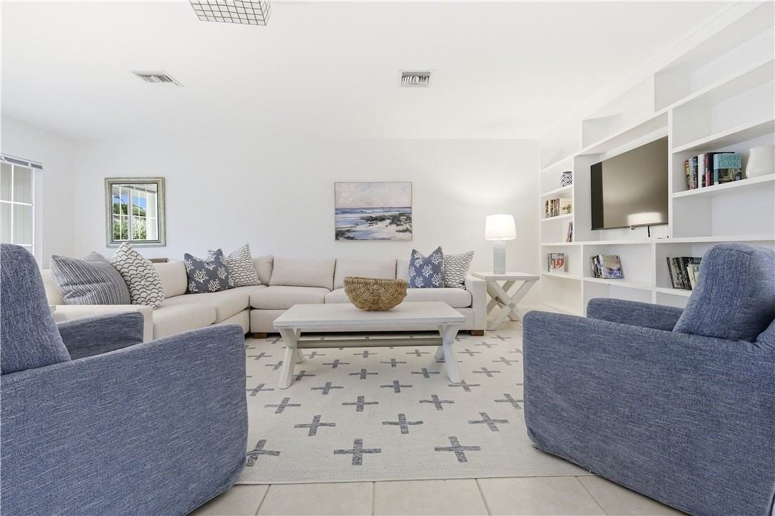 725 Dahlia Ln - Photo 3 of 21