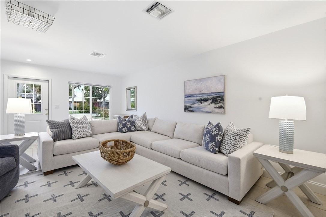 725 Dahlia Ln - Photo 5 of 21