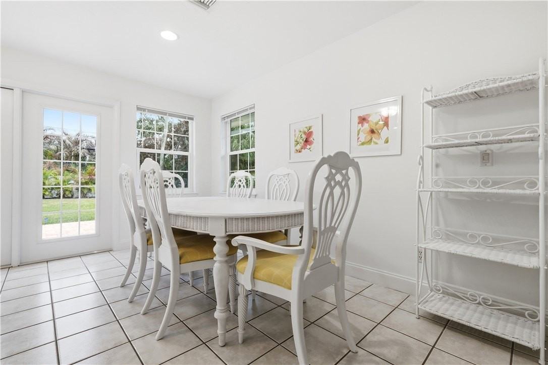 725 Dahlia Ln - Photo 7 of 21