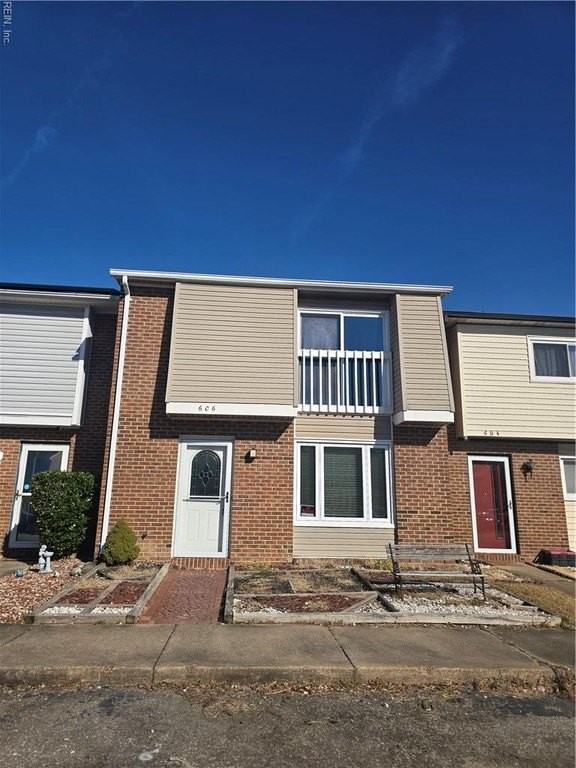 606 Charles Ct - Photo 2 of 23