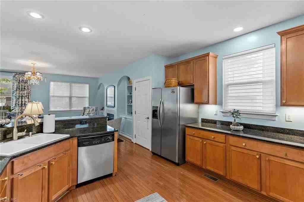 1405 Longwood Dr - Photo 6 of 32