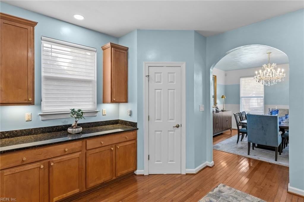 1405 Longwood Dr - Photo 7 of 32