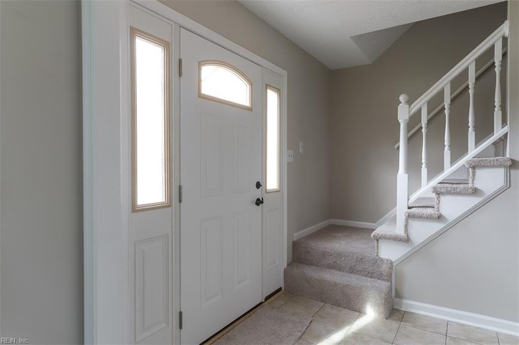 860 Carew Rd - Photo 4 of 46