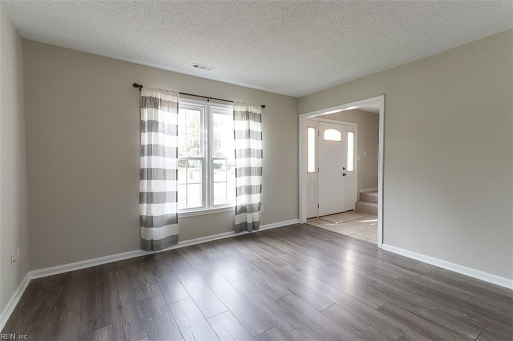 860 Carew Rd - Photo 7 of 46