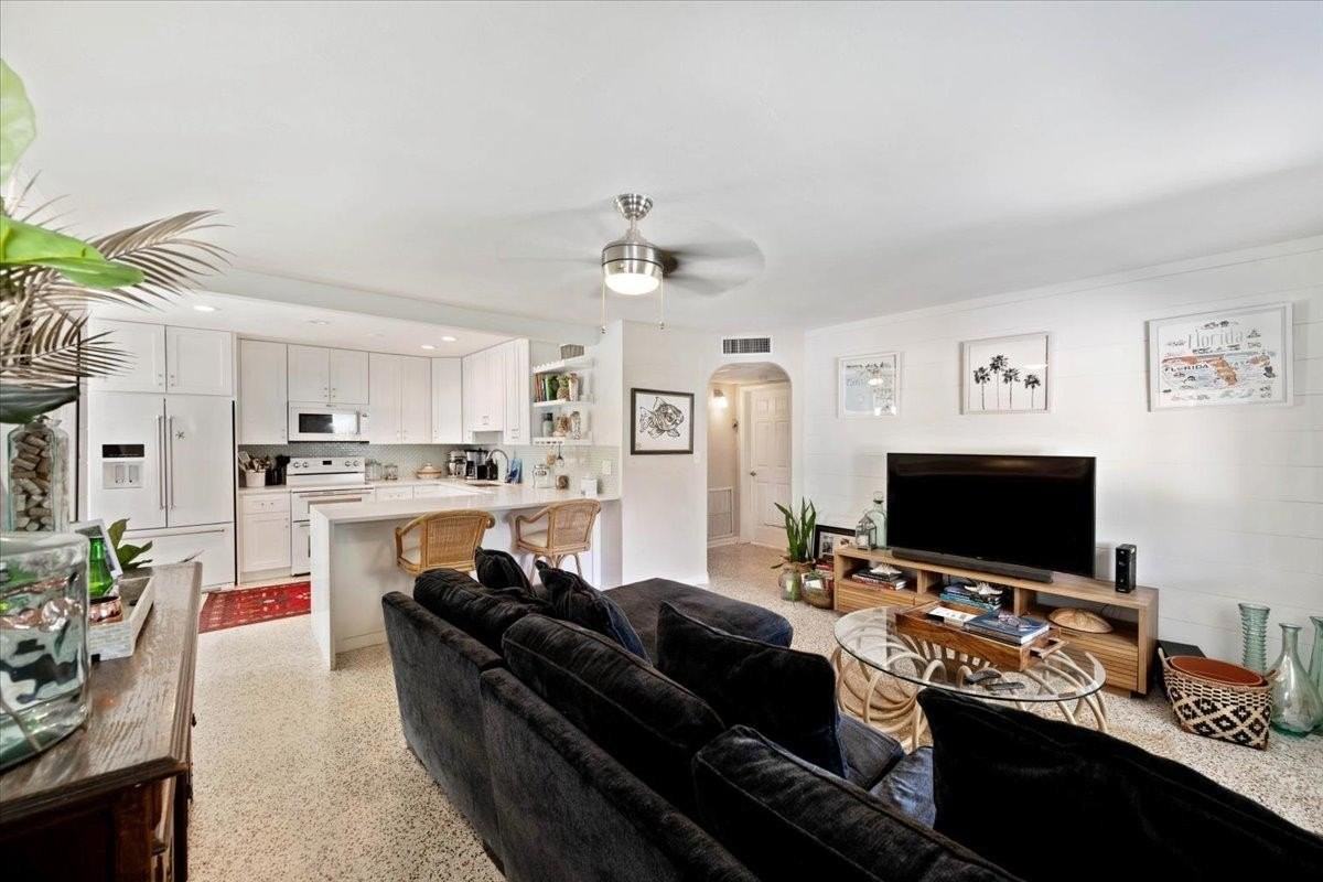 200 E 28th St - Photo 5 of 22