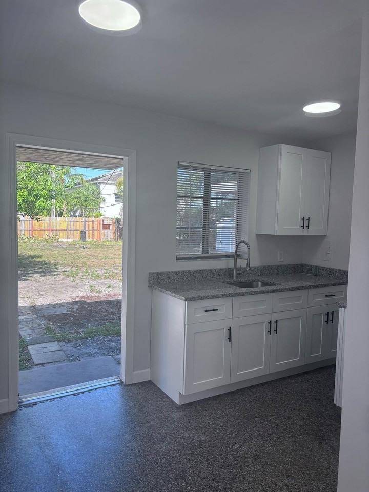 715 S J St - Photo 3 of 5