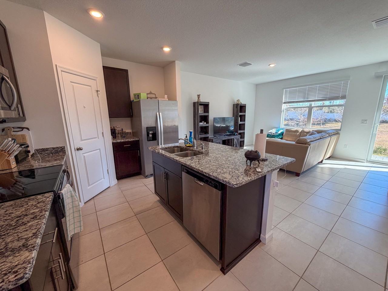 676 Salisbury Cir - Photo 2 of 22