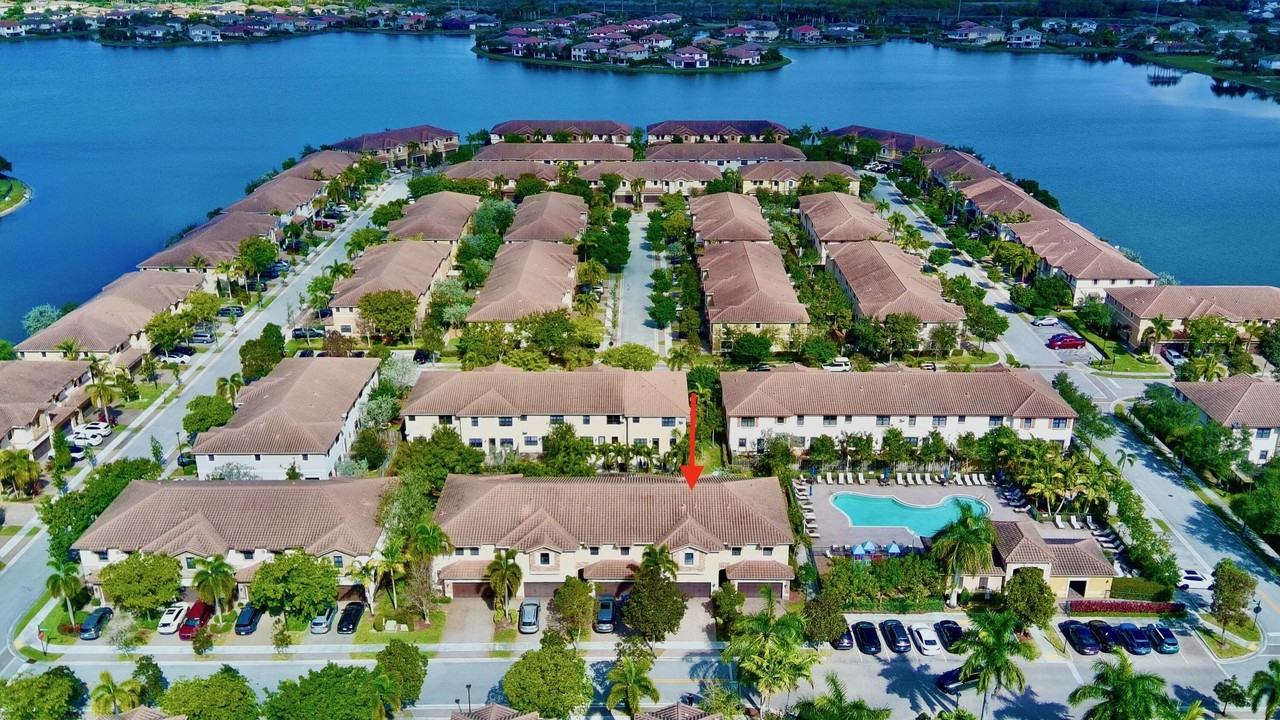 9623 Town Parc Cir S - Photo 2 of 32