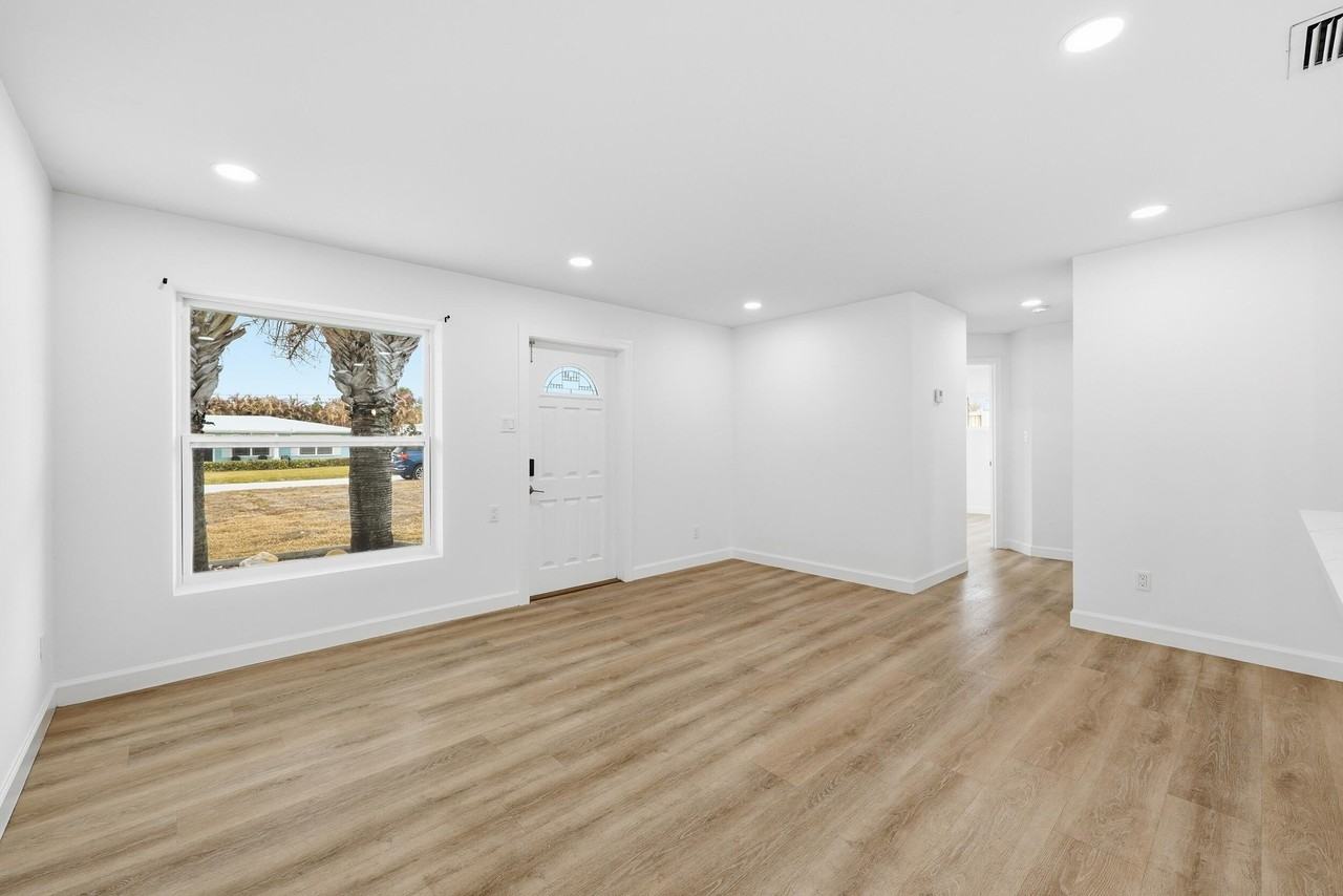 1612 Ne South St - Photo 3 of 24