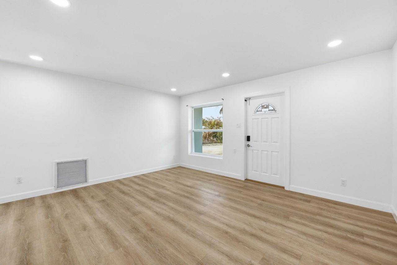 1612 Ne South St - Photo 4 of 24