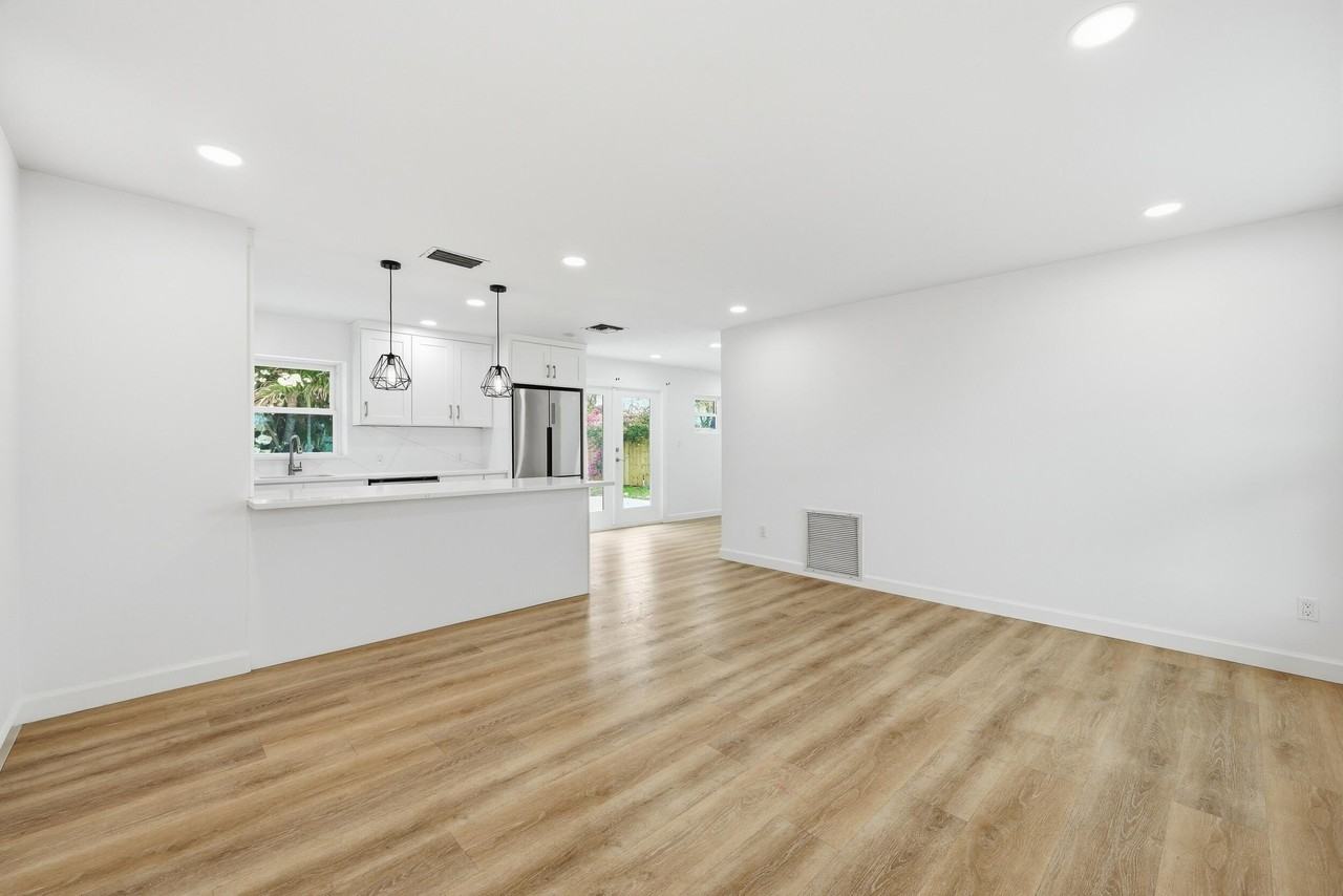 1612 Ne South St - Photo 5 of 24