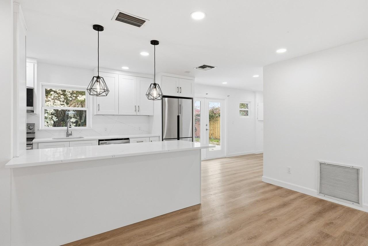 1612 Ne South St - Photo 6 of 24