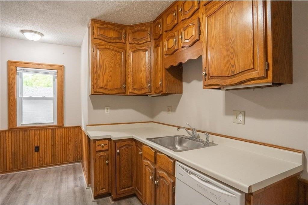 3555 Queen Ave N - Photo 4 of 19