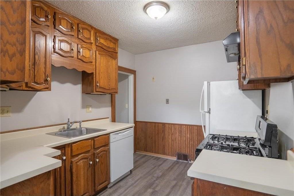 3555 Queen Ave N - Photo 5 of 19