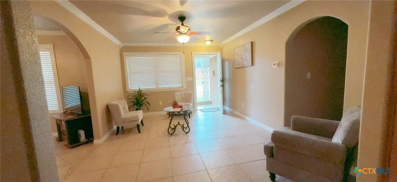 502 Odom Dr - Photo 3 of 40