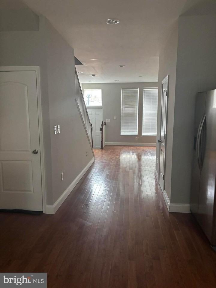 411 Robert St - Photo 3 of 18