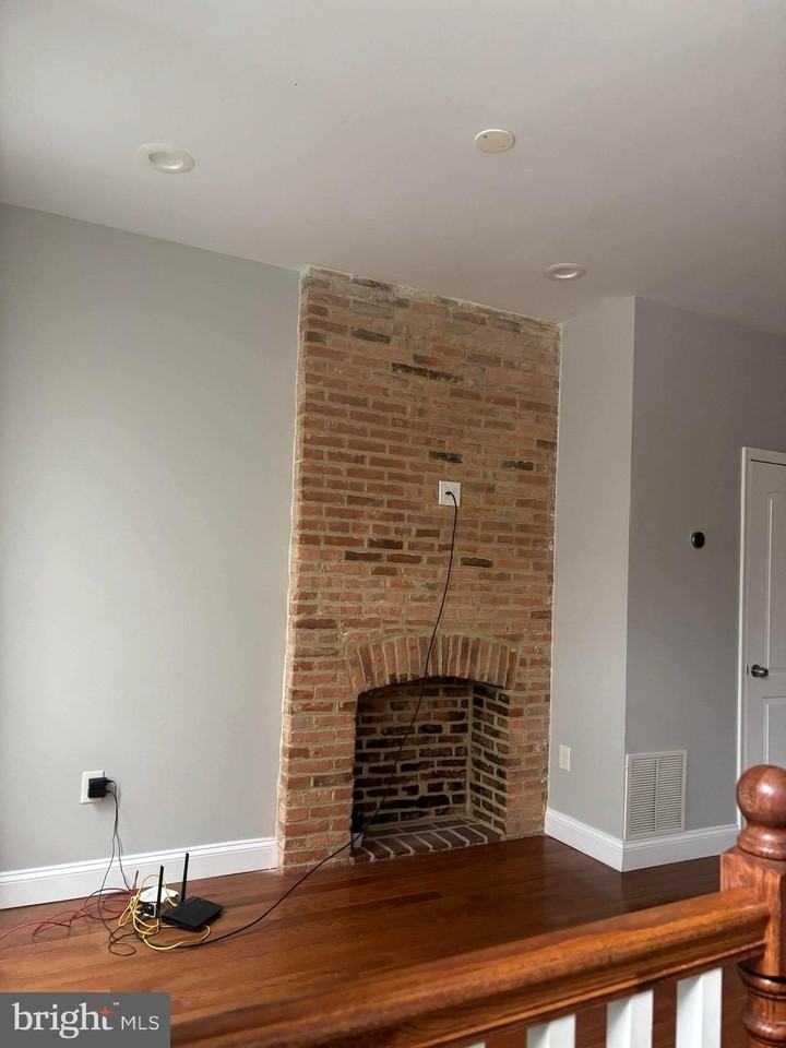 411 Robert St - Photo 4 of 18