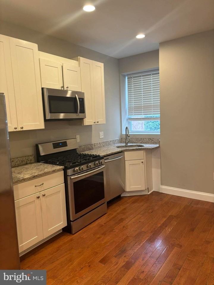 411 Robert St - Photo 5 of 18