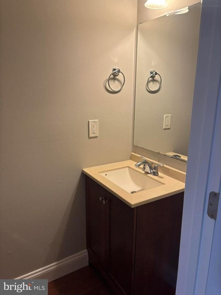 411 Robert St - Photo 7 of 18