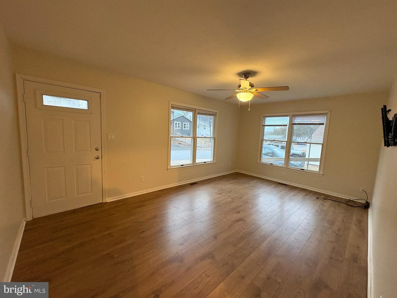 39564 Potomac Ave - Photo 2 of 20