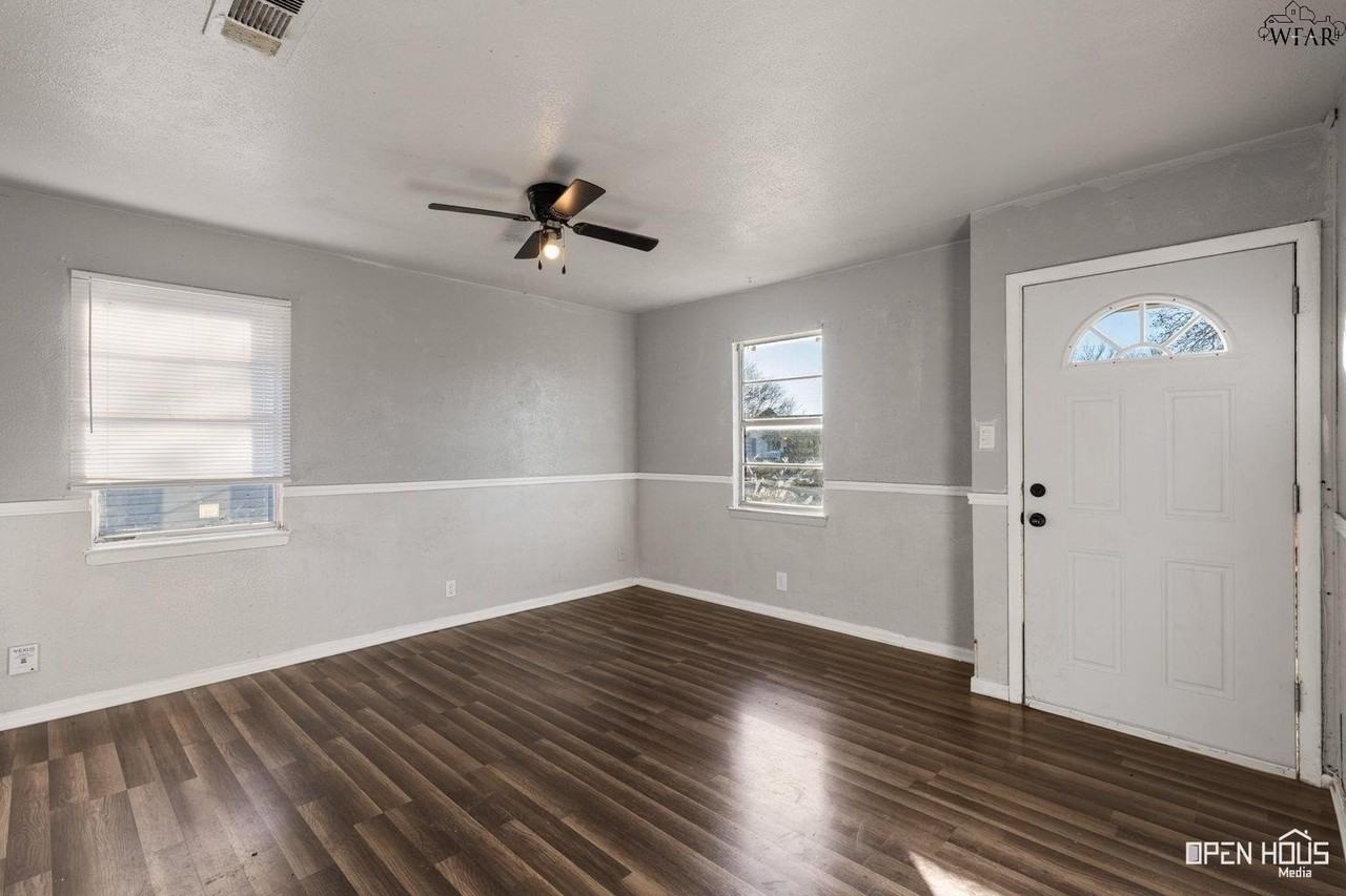 1411 Deville St - Photo 2 of 25