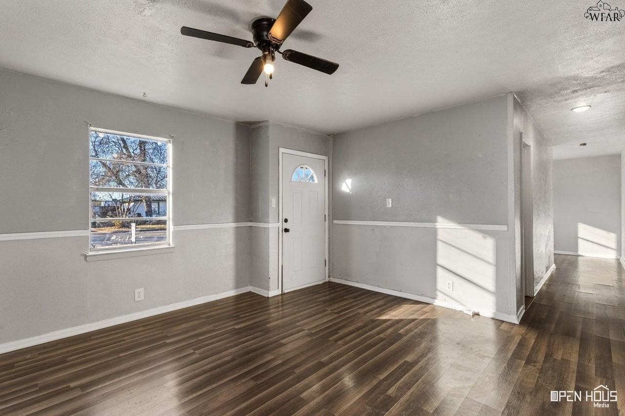 1411 Deville St - Photo 3 of 25