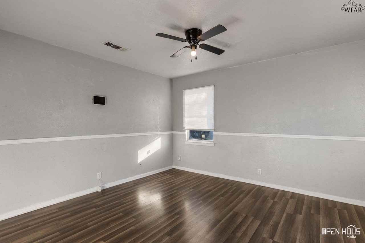 1411 Deville St - Photo 5 of 25