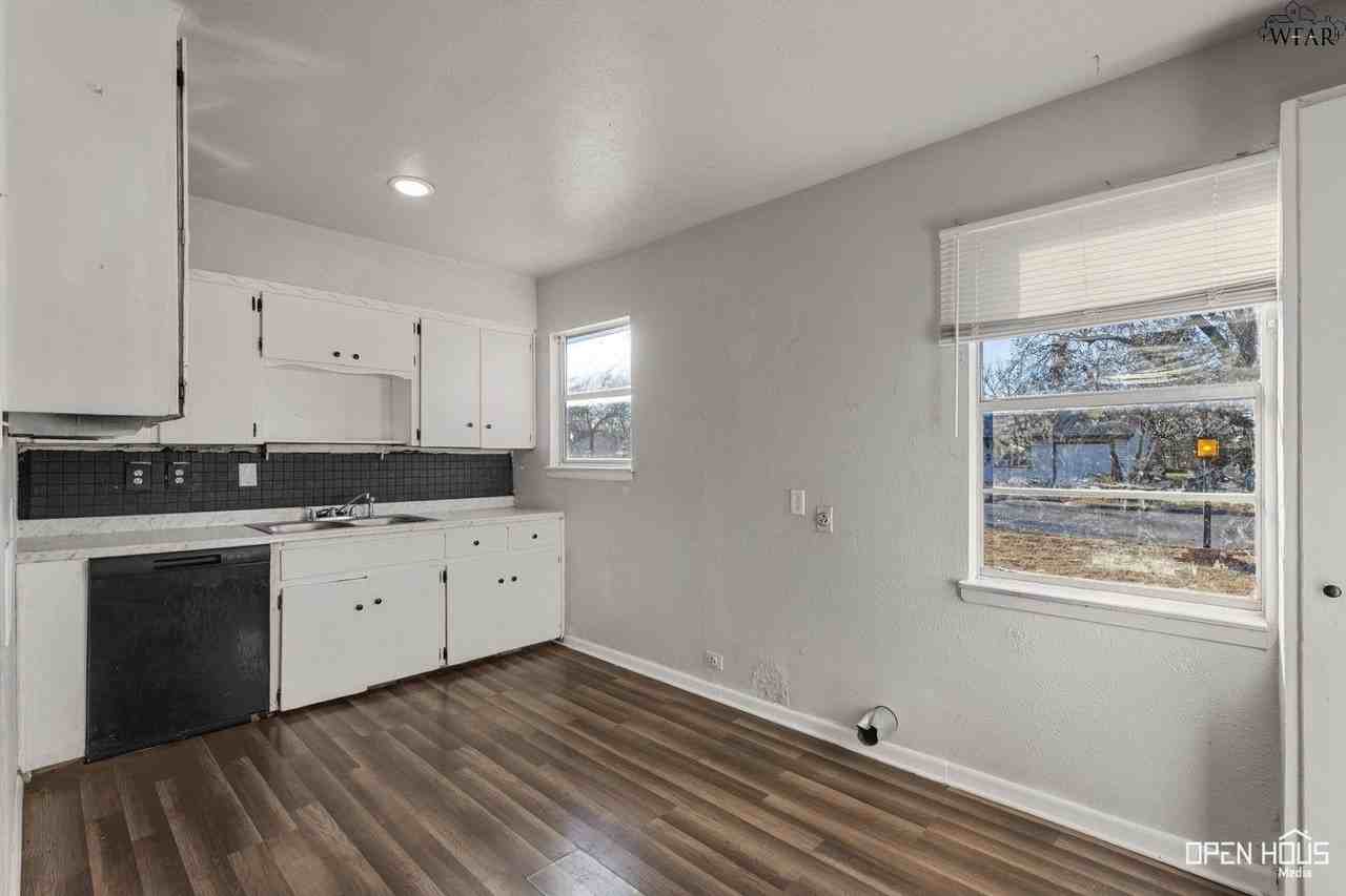 1411 Deville St - Photo 7 of 25