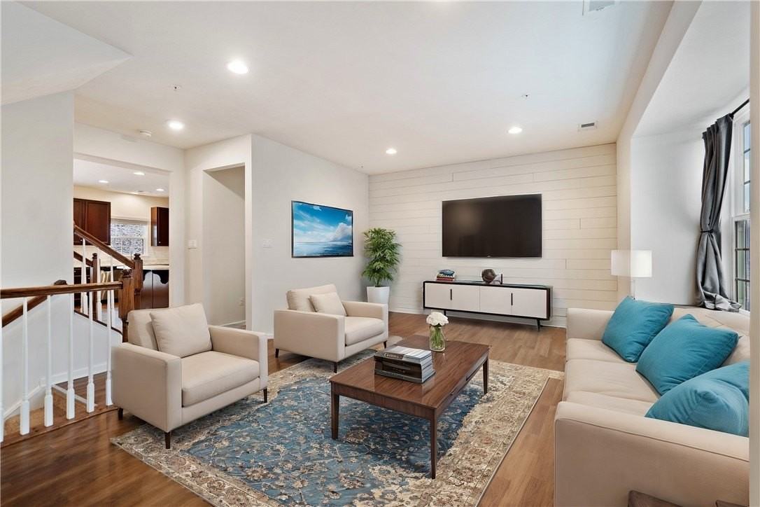 220 Noble Woods Dr - Photo 2 of 37