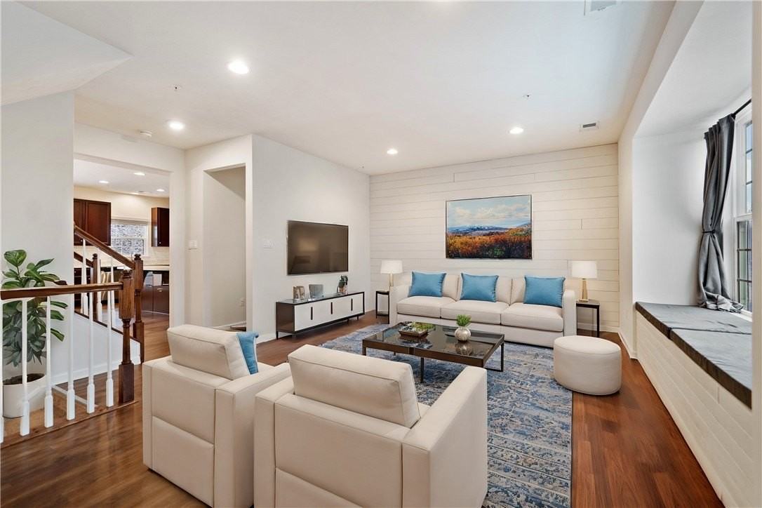 220 Noble Woods Dr - Photo 3 of 37