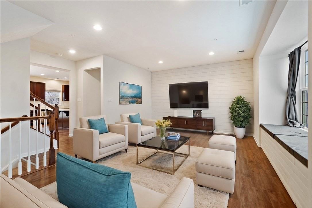 220 Noble Woods Dr - Photo 4 of 37