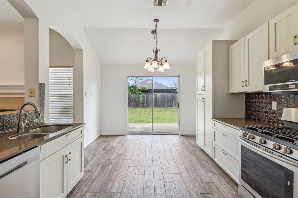 9212 Newport Ln - Photo 5 of 35