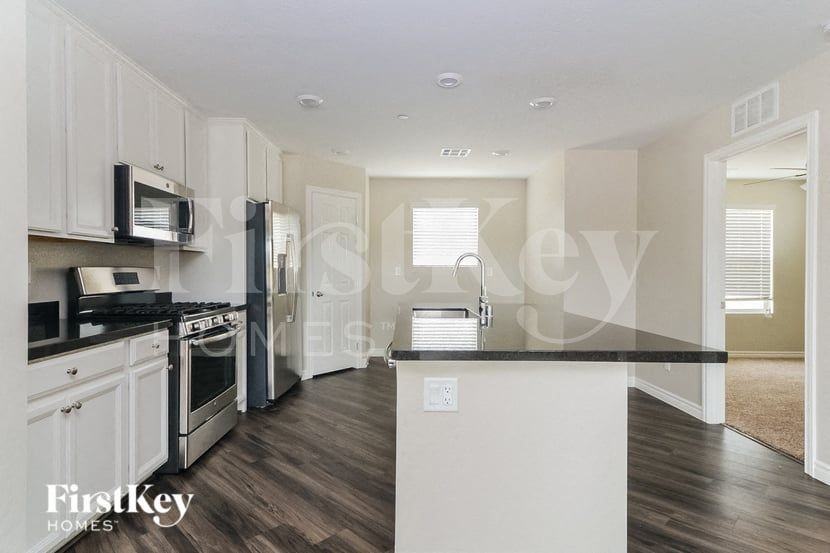 803 N Water St - Photo 5 of 15