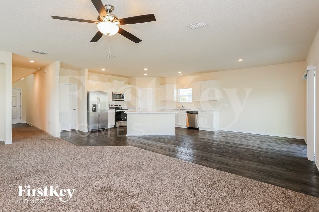 2587 Beachview Dr - Photo 3 of 15