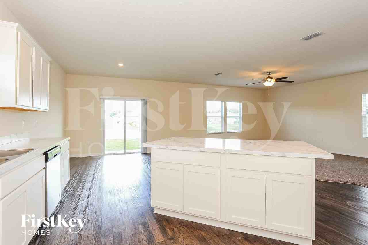 2587 Beachview Dr - Photo 6 of 15