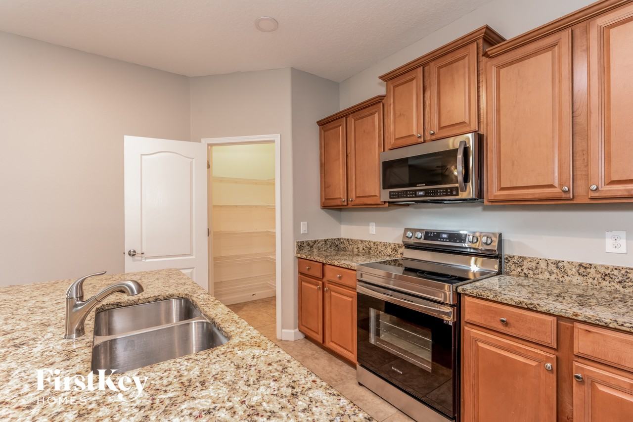 20241 Merry Oak Ave - Photo 6 of 15