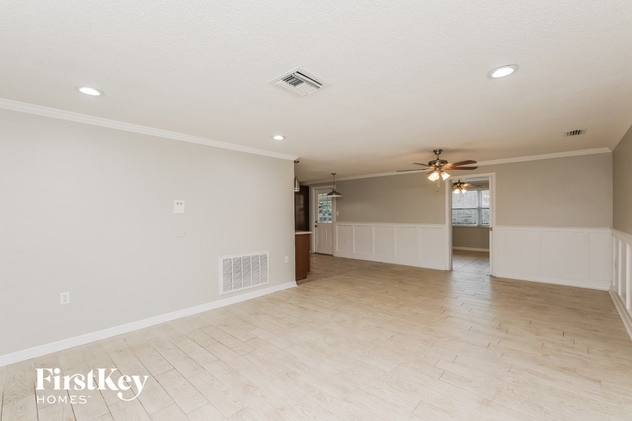 9021 Saint Clair Ln - Photo 3 of 15