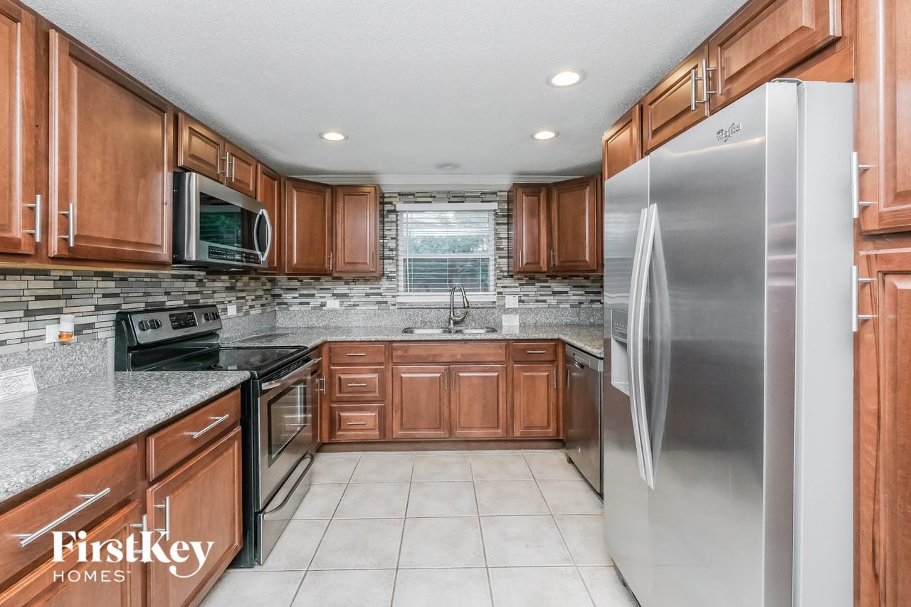 9021 Saint Clair Ln - Photo 4 of 15