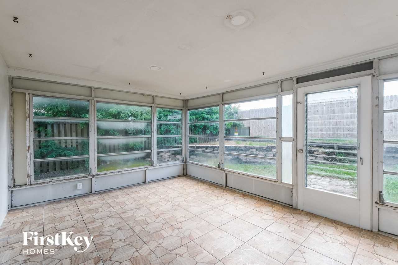 9021 Saint Clair Ln - Photo 6 of 15