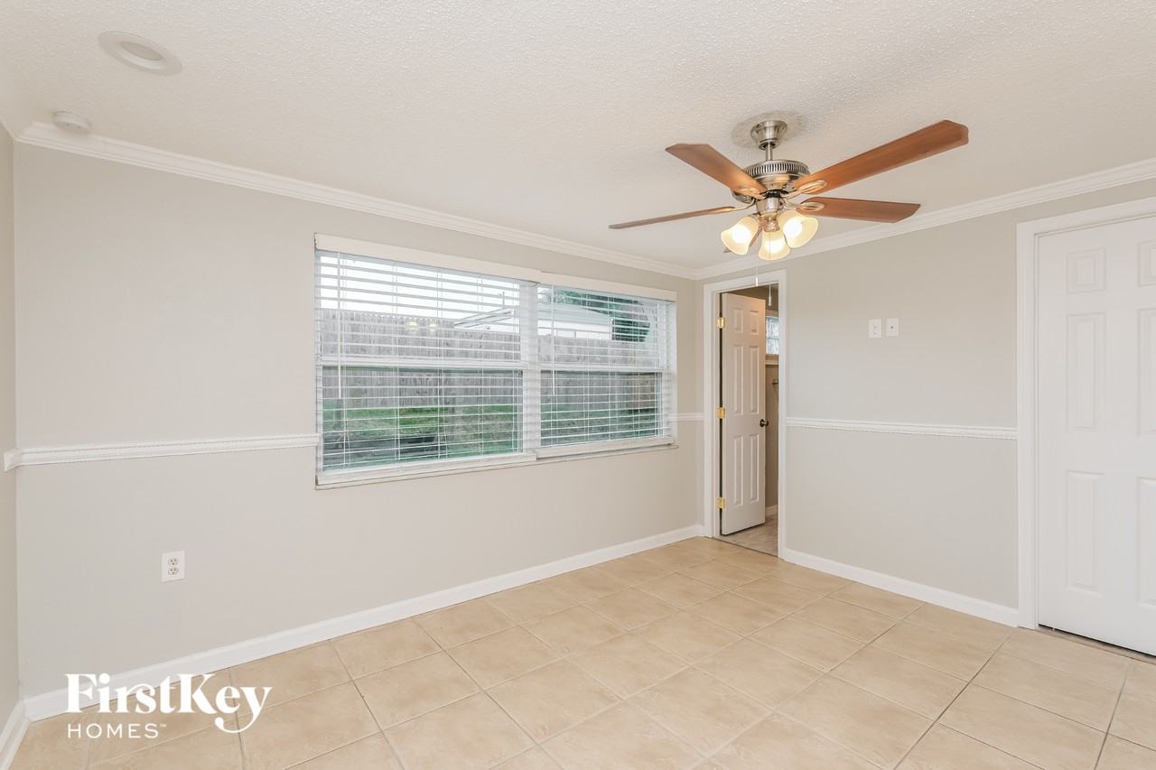 9021 Saint Clair Ln - Photo 7 of 15