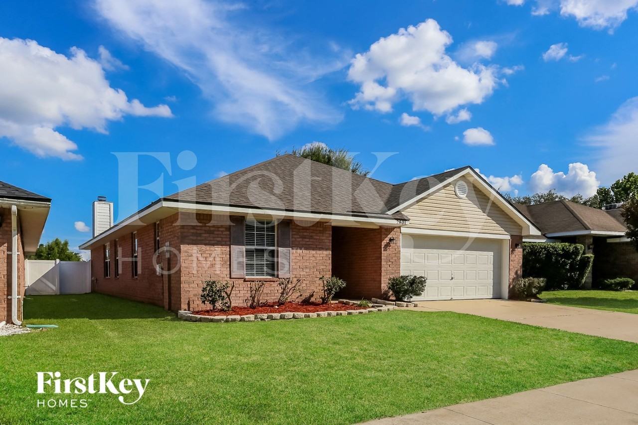 2801 Cross Creek Dr - Photo 2 of 15