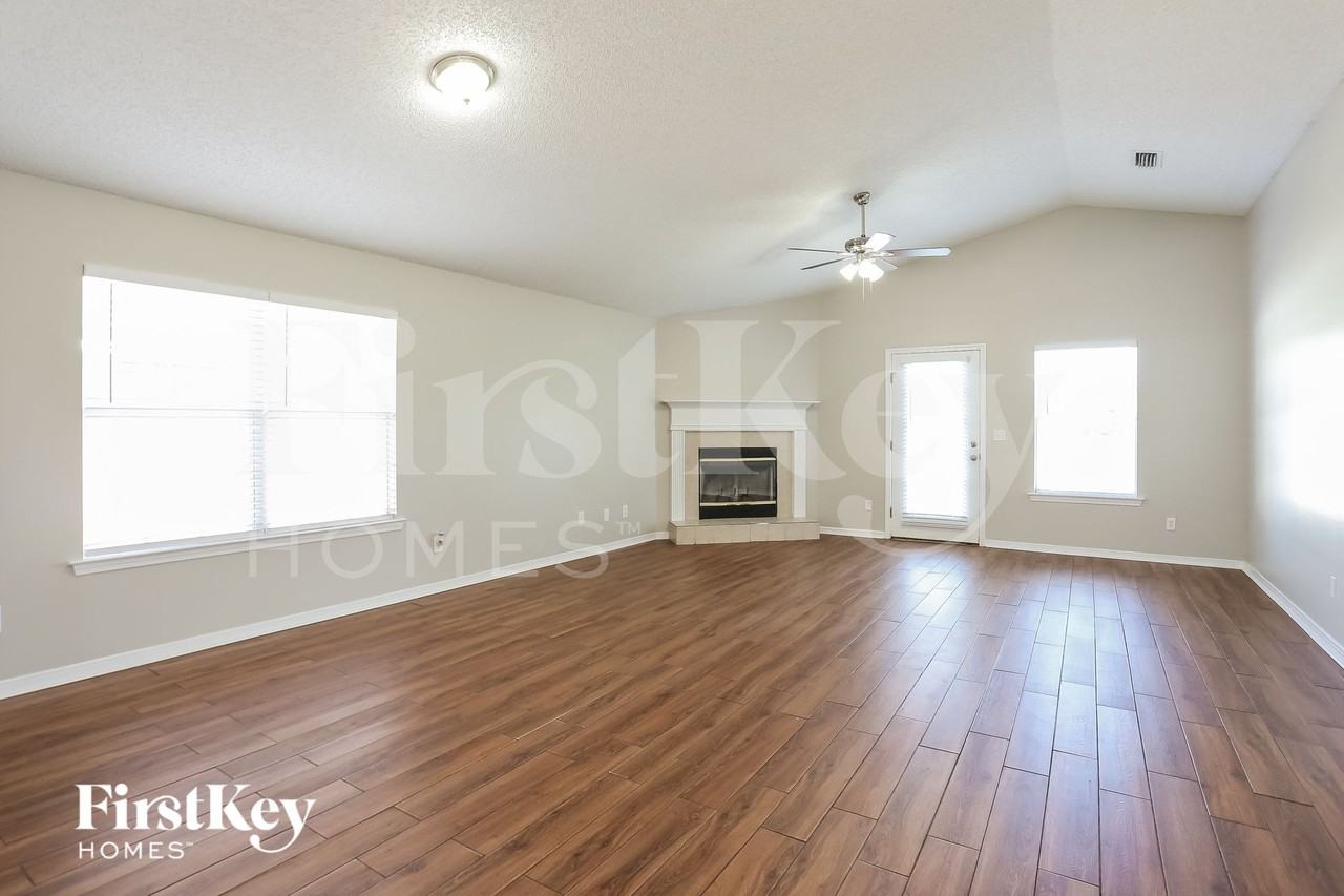 2801 Cross Creek Dr - Photo 4 of 15