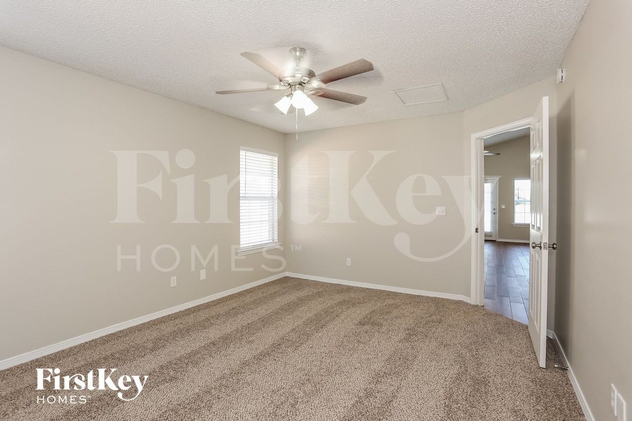 2801 Cross Creek Dr - Photo 7 of 15