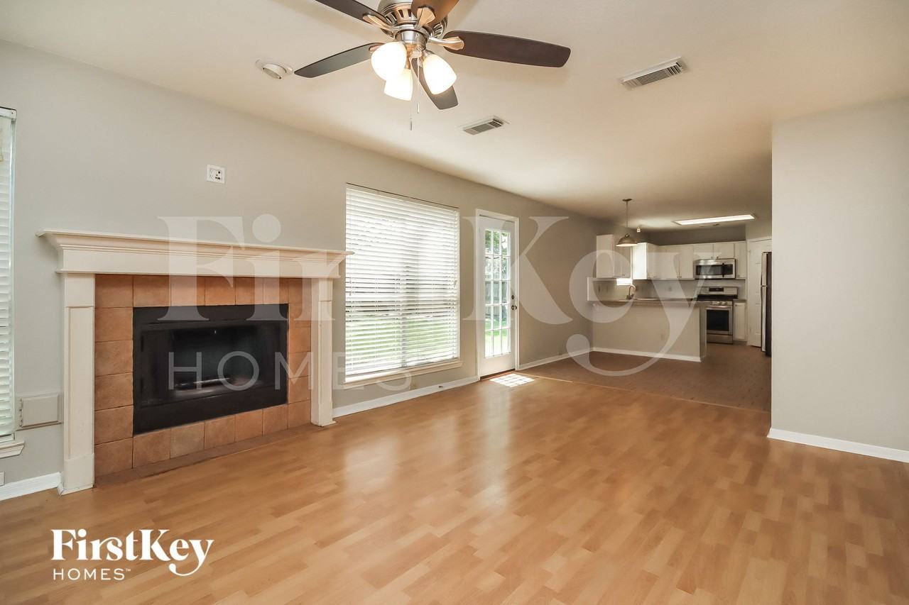 1039 Wentworth Dr - Photo 3 of 15