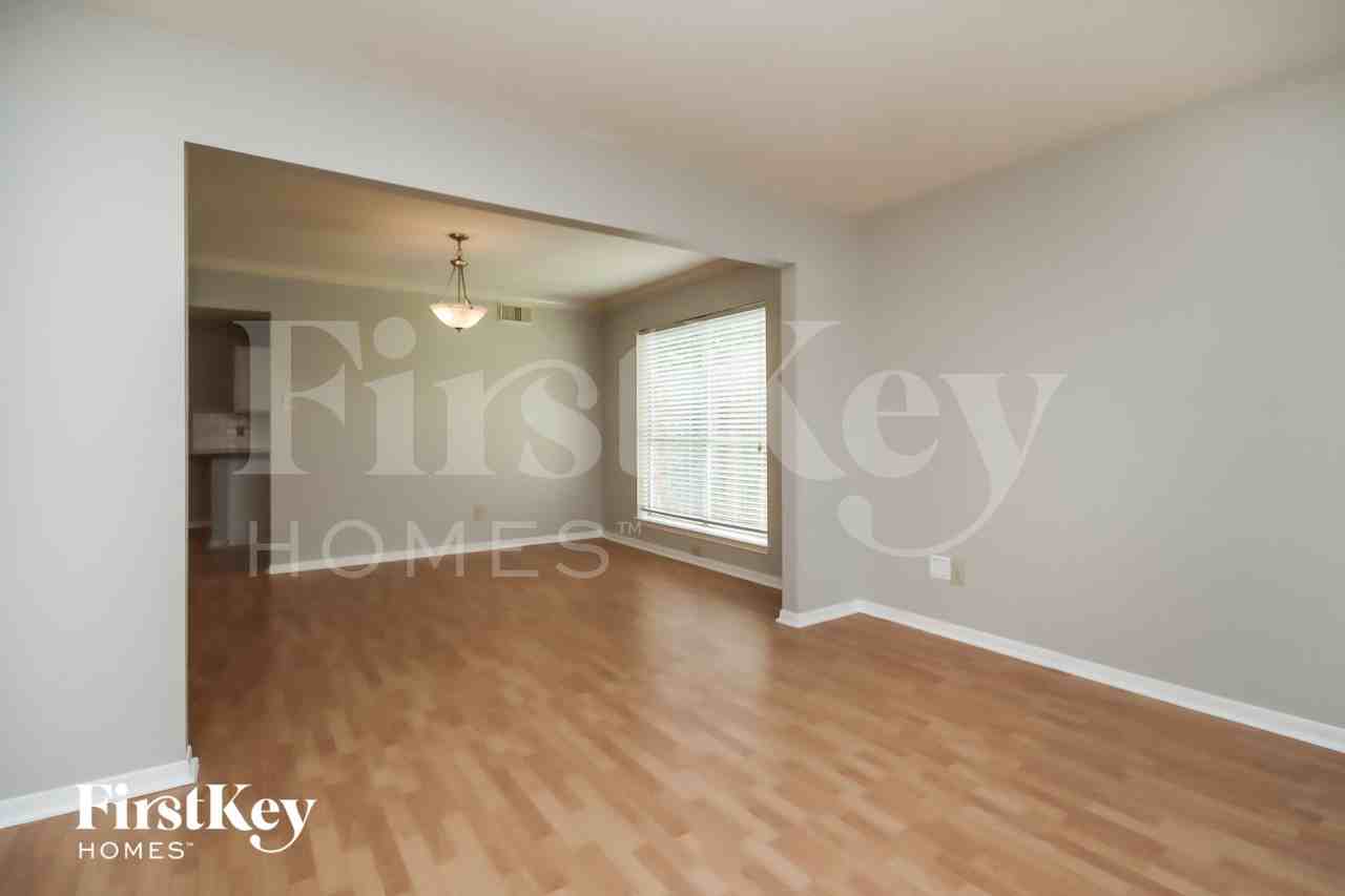 1039 Wentworth Dr - Photo 4 of 15