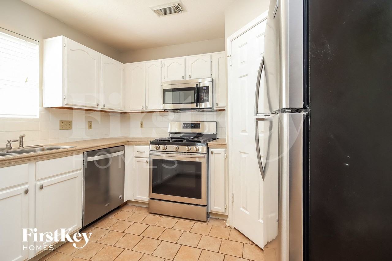 1039 Wentworth Dr - Photo 5 of 15