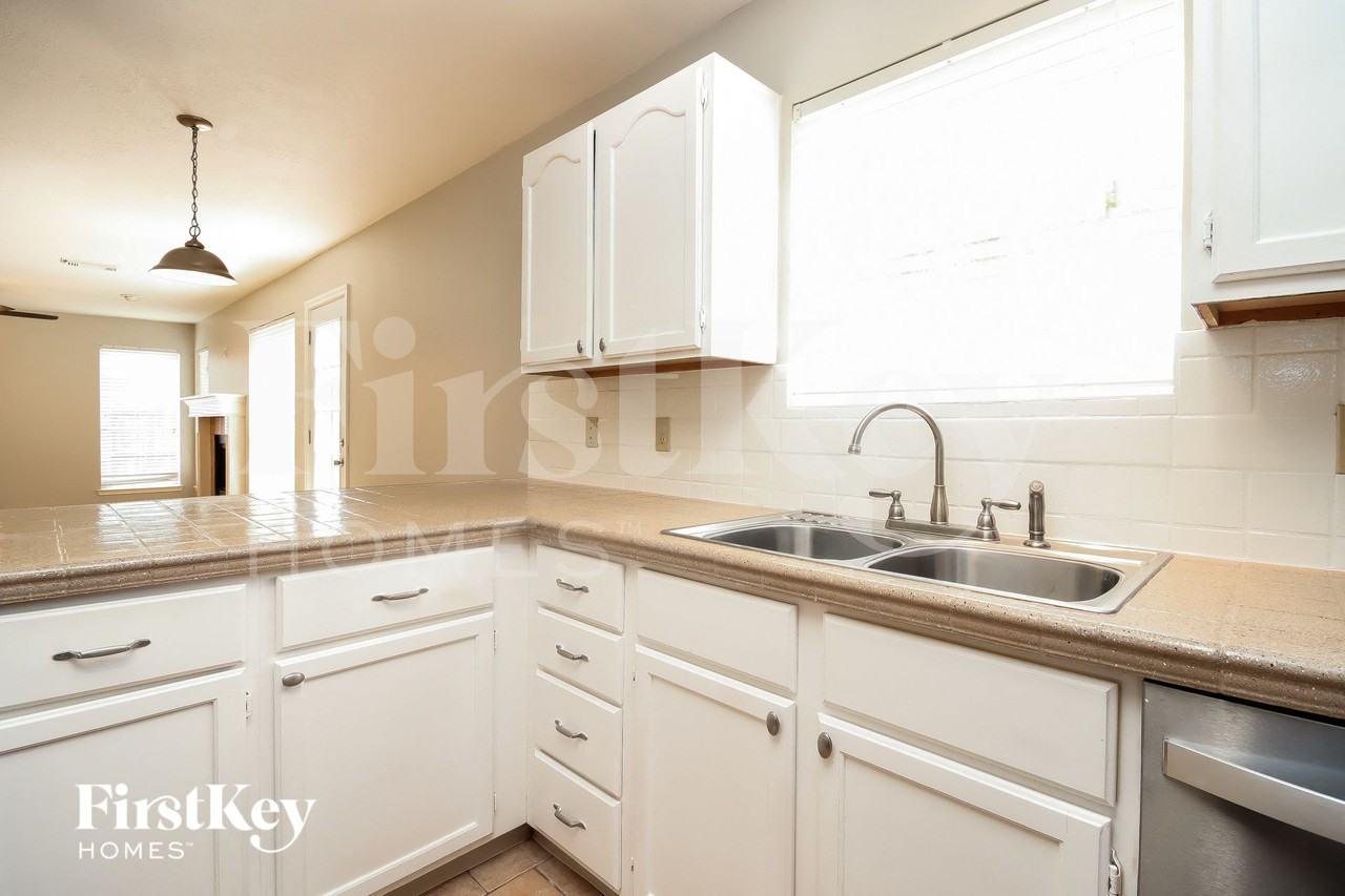 1039 Wentworth Dr - Photo 6 of 15