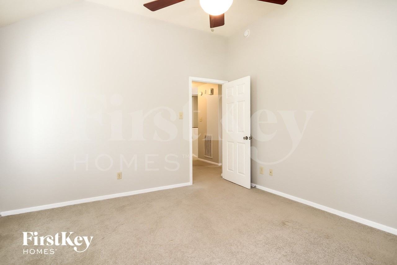 1039 Wentworth Dr - Photo 7 of 15