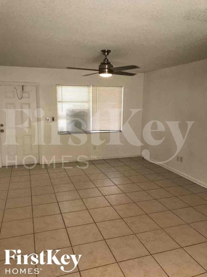 844 Date Palm Dr - Photo 2 of 13