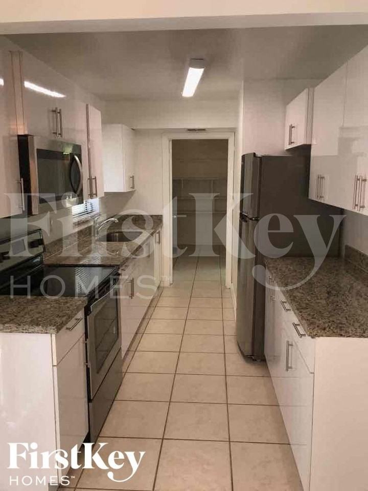 844 Date Palm Dr - Photo 4 of 13